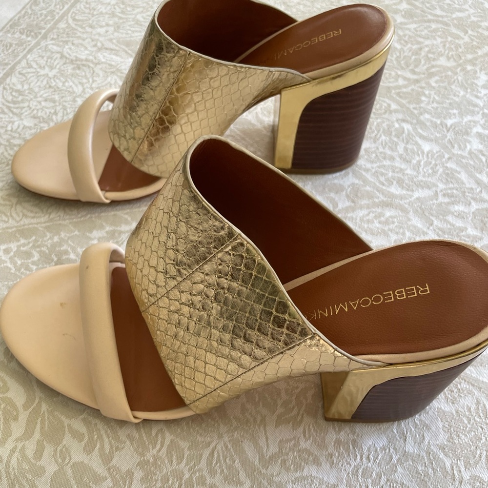 Light blush and gold pattern chunky heels.